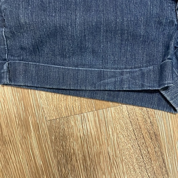 Premium BB Contour Denim Jeans
Shorts - Picture 5 of 9